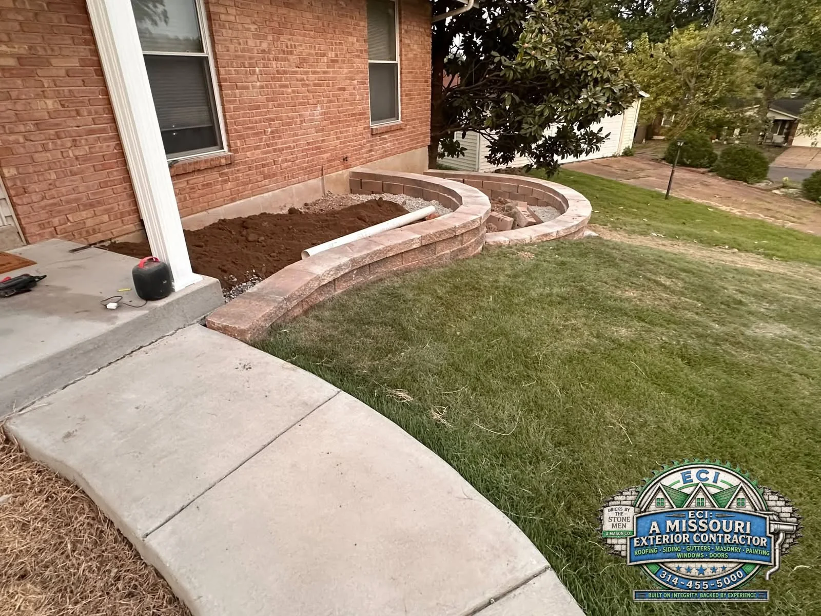 Curved brick retaining wall ECI built alongside a brick Missouri home
